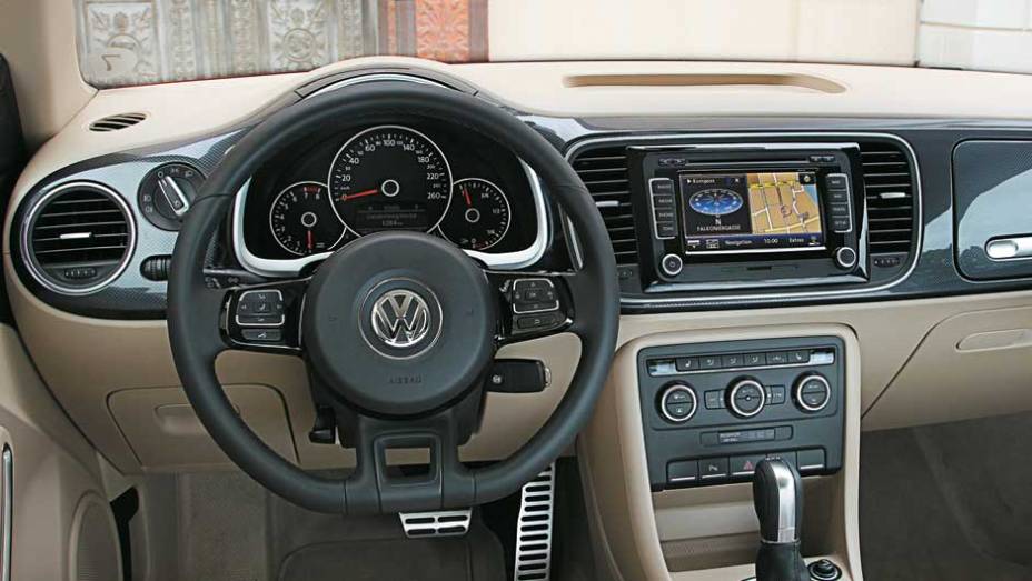 O interior da versão Sport oferece acabamento do painel inspirado em fibra de carbono O interior da versão Sport oferece acabamento do painel inspirado em fibra de carbono