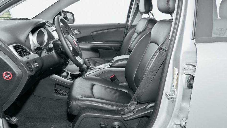 Os bancos t&ecirc;m ajustes el&eacute;tricos, assentos... | <a href="https://beta-develop.quatrorodas.abril.com.br/carros/testes/fiat-freemont-640712.shtml" rel="migration">Leia mais</a>