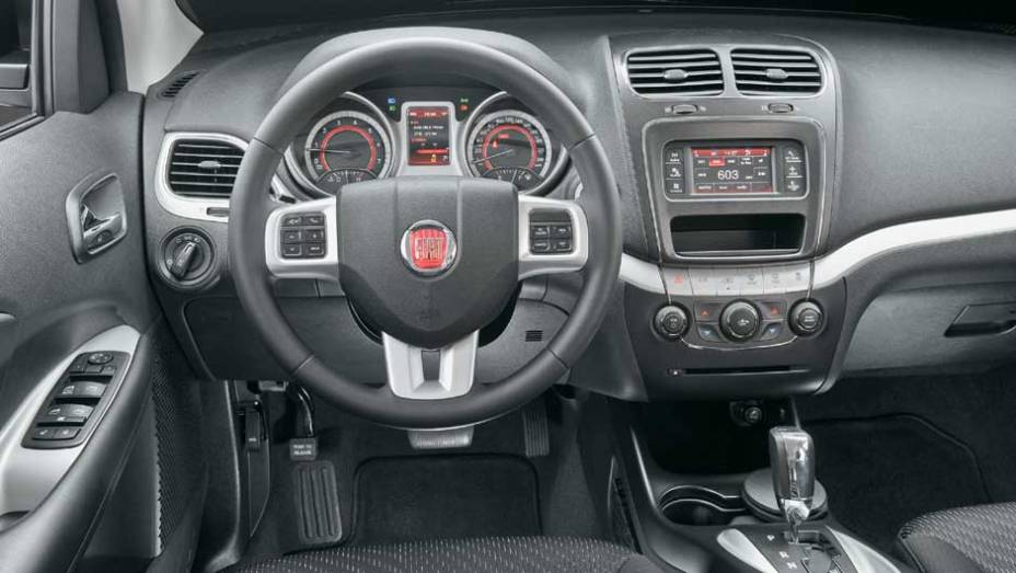 Painel com: novo design e materiais mais macios | <a href="https://beta-develop.quatrorodas.abril.com.br/carros/testes/fiat-freemont-640712.shtml" rel="migration">Leia mais</a> Painel com: novo design e materiais mais macios | <a href="https://beta-develop.quatrorodas.abril.com.br/carros/testes/fiat-freemont-640712.shtml" rel="migration">Leia mais</a>