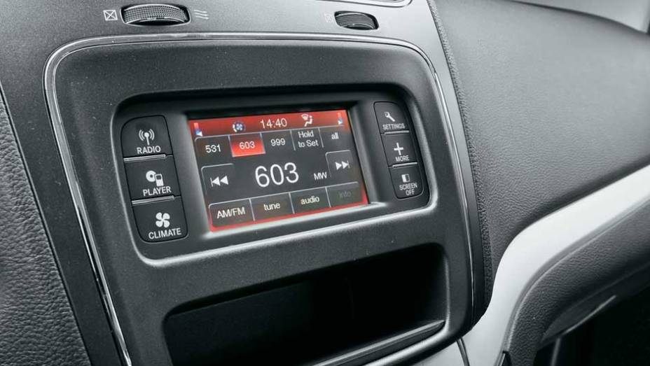 ... tela multim&iacute;dia, no console, mant&ecirc;m contato do carro com o motorista | <a href="https://beta-develop.quatrorodas.abril.com.br/carros/testes/fiat-freemont-640712.shtml" rel="migration">Leia mais</a>