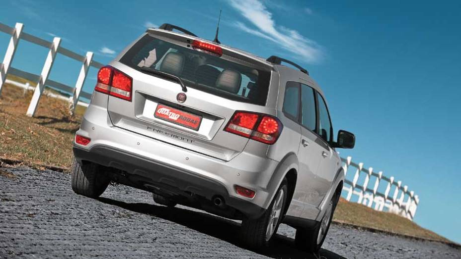 O nome Freemont vem escrito na tampa traseira | <a href="https://beta-develop.quatrorodas.abril.com.br/carros/testes/fiat-freemont-640712.shtml" rel="migration">Leia mais</a> O nome Freemont vem escrito na tampa traseira | <a href="https://beta-develop.quatrorodas.abril.com.br/carros/testes/fiat-freemont-640712.shtml" rel="migration">Leia mais</a>