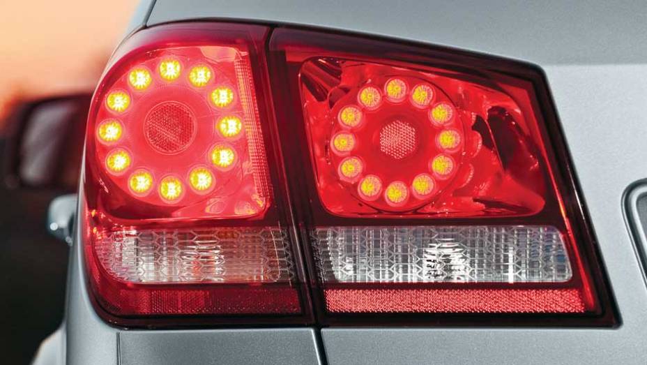 As lanternas têm leds | <a href="https://beta-develop.quatrorodas.abril.com.br/carros/testes/fiat-freemont-640712.shtml" rel="migration">Leia mais</a>