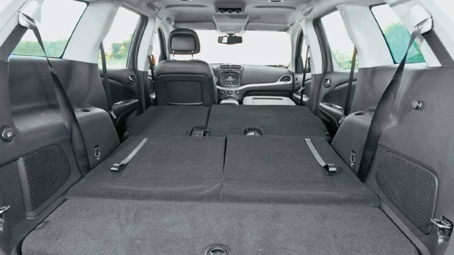 Os bancos rebatem para aumentar a capacidade do porta-malas | <a href="https://beta-develop.quatrorodas.abril.com.br/carros/testes/fiat-freemont-640712.shtml" rel="migration">Leia mais</a> Os bancos rebatem para aumentar a capacidade do porta-malas | <a href="https://beta-develop.quatrorodas.abril.com.br/carros/testes/fiat-freemont-640712.shtml" rel="migration">Leia mais</a>