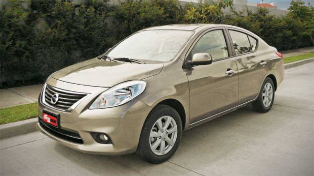 Feito na plataforma do March, ele &eacute; maior que um Renault Logan | <a href="https://beta-develop.quatrorodas.abril.com.br/carros/impressoes/nissan-versa-sedan-640701.shtml" rel="migration">Leia mais</a>