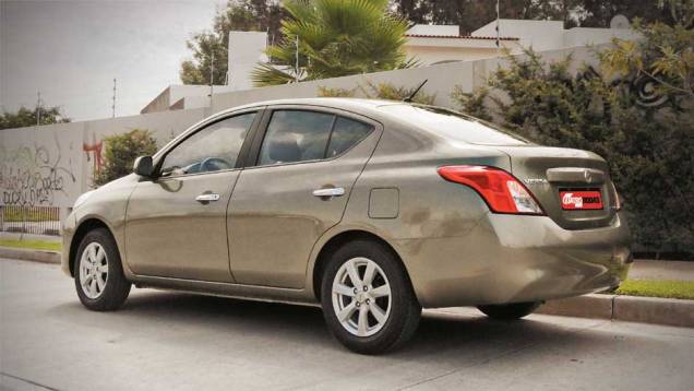 O entre-eixos &eacute; 13 cm maior que o do Voyage | <a href="https://beta-develop.quatrorodas.abril.com.br/carros/impressoes/nissan-versa-sedan-640701.shtml" rel="migration">Leia mais</a>