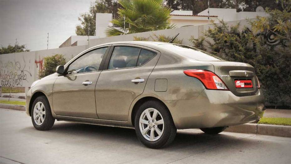 O entre-eixos &eacute; 13 cm maior que o do Voyage | <a href="https://beta-develop.quatrorodas.abril.com.br/carros/impressoes/nissan-versa-sedan-640701.shtml" rel="migration">Leia mais</a>