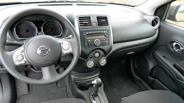 Acabamento de pl&aacute;sticos simples, mas bem feitos, projetados para facilitar a montagem e reduzir o custo de produ&ccedil;&atilde;o | <a href="https://beta-develop.quatrorodas.abril.com.br/carros/impressoes/nissan-versa-sedan-640701.shtml" rel="migration">Leia mais</a>