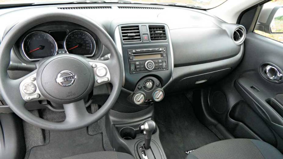 Acabamento de pl&aacute;sticos simples, mas bem feitos, projetados para facilitar a montagem e reduzir o custo de produ&ccedil;&atilde;o | <a href="https://beta-develop.quatrorodas.abril.com.br/carros/impressoes/nissan-versa-sedan-640701.shtml" rel="migration">Leia mais</a>