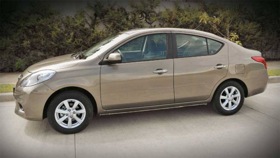 Espa&ccedil;o traseiro de BMW S&eacute;rie 7 | <a href="https://beta-develop.quatrorodas.abril.com.br/carros/impressoes/nissan-versa-sedan-640701.shtml" rel="migration">Leia mais</a>