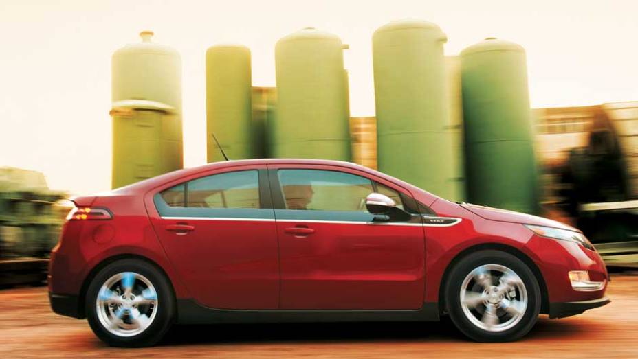 Vincos laterais e aerofólio favorecem a aerodinâmica | <a href="https://beta-develop.quatrorodas.abril.com.br/carros/chevrolet-volt-637764.shtml" rel="migration">Leia mais</a>