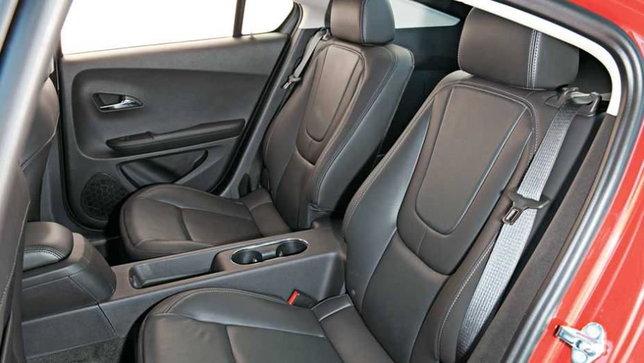 Sob o console ficam as baterias | <a href="https://beta-develop.quatrorodas.abril.com.br/carros/chevrolet-volt-637764.shtml" rel="migration">Leia mais</a>