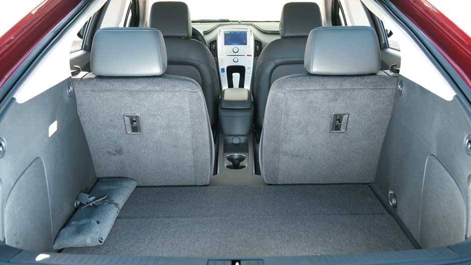 Porta-malas tem capacidade de 300 l | <a href="https://beta-develop.quatrorodas.abril.com.br/carros/chevrolet-volt-637764.shtml" rel="migration">Leia mais</a>