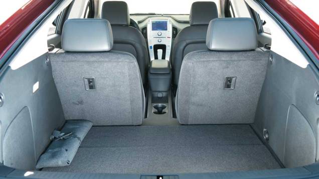 Porta-malas tem capacidade de 300 l | <a href="https://beta-develop.quatrorodas.abril.com.br/carros/chevrolet-volt-637764.shtml" rel="migration">Leia mais</a> Porta-malas tem capacidade de 300 l | <a href="https://beta-develop.quatrorodas.abril.com.br/carros/chevrolet-volt-637764.shtml" rel="migration">Leia mais</a>