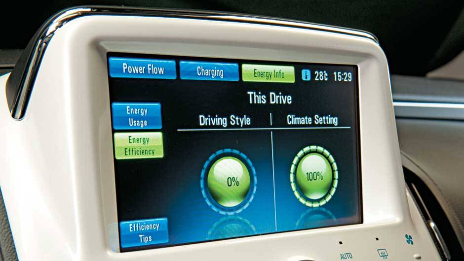 O visor, no alto do console, exibe telas com diferentes informações, como a eficiência no uso da energia e... | <a href="https://beta-develop.quatrorodas.abril.com.br/carros/chevrolet-volt-637764.shtml" rel="migration">Leia mais</a> O visor, no alto do console, exibe telas com diferentes informações, como a eficiência no uso da energia e... | <a href="https://beta-develop.quatrorodas.abril.com.br/carros/chevrolet-volt-637764.shtml" rel="migration">Leia mais</a>