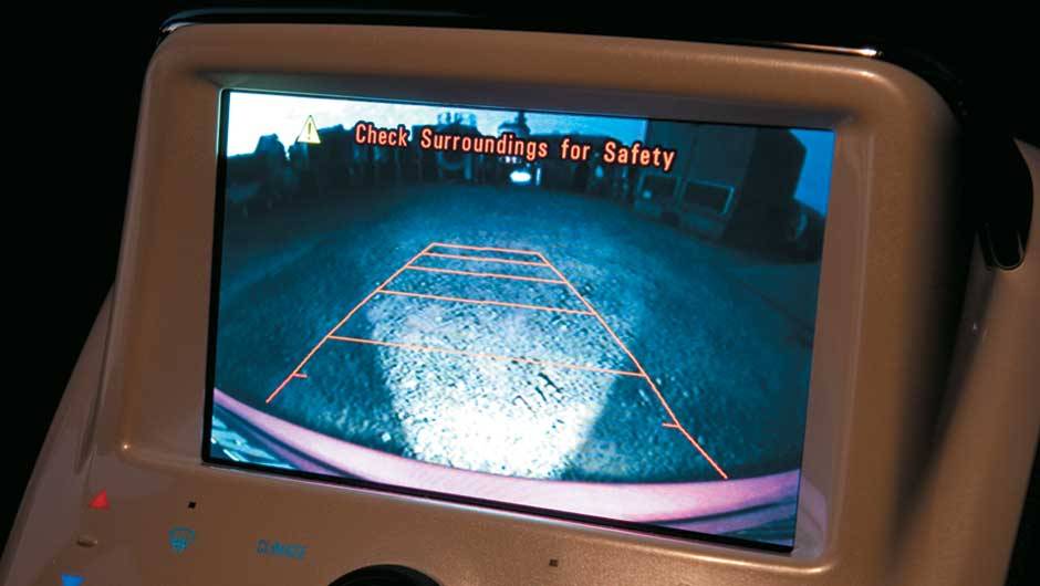 Luz de r&eacute; ilumina as imagens captadas pela c&acirc;mera auxiliar de estacionamento | <a href="https://beta-develop.quatrorodas.abril.com.br/carros/chevrolet-volt-637764.shtml" rel="migration">Leia mais</a>