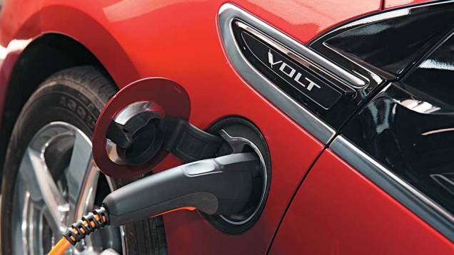 Recarga pode ser feita em uma tomada comum, desde que aterrada | <a href="https://beta-develop.quatrorodas.abril.com.br/carros/chevrolet-volt-637764.shtml" rel="migration">Leia mais</a> Recarga pode ser feita em uma tomada comum, desde que aterrada | <a href="https://beta-develop.quatrorodas.abril.com.br/carros/chevrolet-volt-637764.shtml" rel="migration">Leia mais</a>