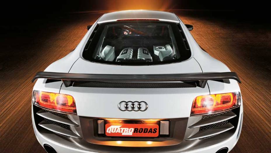 Aerof&oacute;lio traseiro foi inspirado no R8 LMS de competi&ccedil;&atilde;o | <a href="https://beta-develop.quatrorodas.abril.com.br/carros/testes/aud-r8-gt-641441.shtml" rel="migration">Leia mais</a>