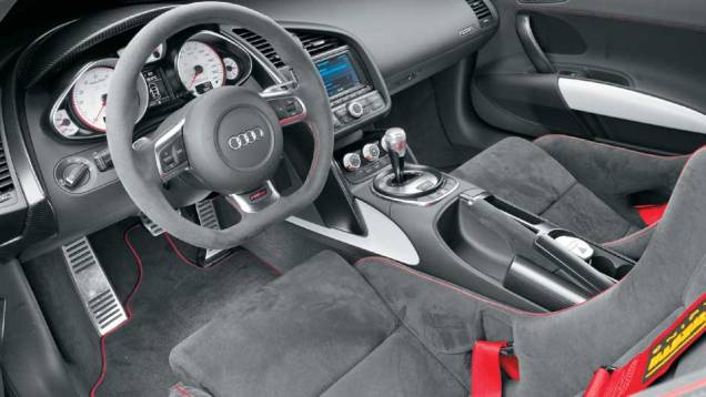 R8 GT tem materiais nobres no acabamento, como couro sintético Alcantara, alumínio e fibra de carbono | <a href="https://beta-develop.quatrorodas.abril.com.br/carros/testes/aud-r8-gt-641441.shtml" rel="migration">Leia mais</a> R8 GT tem materiais nobres no acabamento, como couro sintético Alcantara, alumínio e fibra de carbono | <a href="https://beta-develop.quatrorodas.abril.com.br/carros/testes/aud-r8-gt-641441.shtml" rel="migration">Leia mais</a>