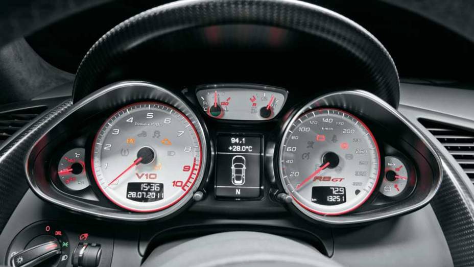 Faixa vermelha come&ccedil;a em 8 700 rpm | <a href="https://beta-develop.quatrorodas.abril.com.br/carros/testes/aud-r8-gt-641441.shtml" rel="migration">Leia mais</a>