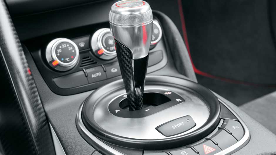 Controle de tra&ccedil;&atilde;o pode ser desligado no console | <a href="https://beta-develop.quatrorodas.abril.com.br/carros/testes/aud-r8-gt-641441.shtml" rel="migration">Leia mais</a>