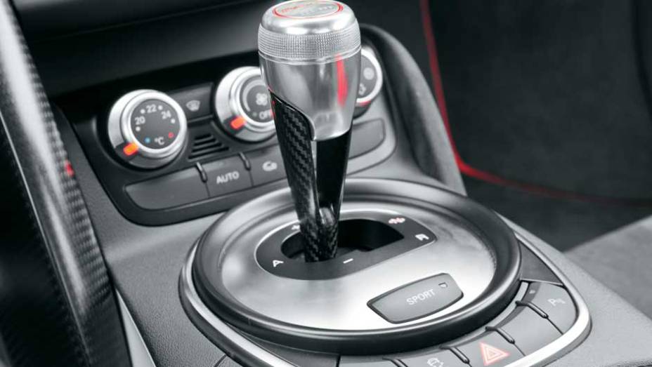 Controle de tra&ccedil;&atilde;o pode ser desligado no console | <a href="https://beta-develop.quatrorodas.abril.com.br/carros/testes/aud-r8-gt-641441.shtml" rel="migration">Leia mais</a>