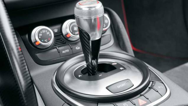 Controle de tração pode ser desligado no console | <a href="https://beta-develop.quatrorodas.abril.com.br/carros/testes/aud-r8-gt-641441.shtml" rel="migration">Leia mais</a> Controle de tração pode ser desligado no console | <a href="https://beta-develop.quatrorodas.abril.com.br/carros/testes/aud-r8-gt-641441.shtml" rel="migration">Leia mais</a>