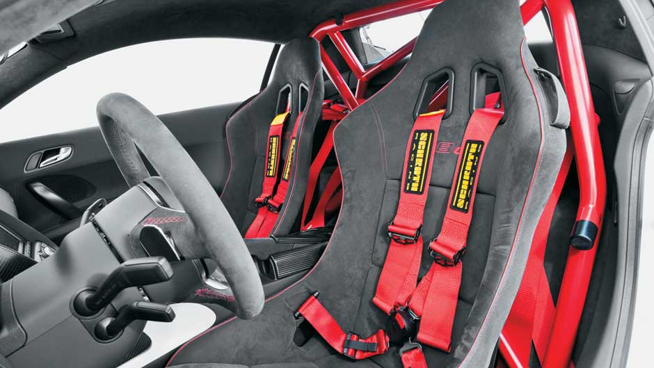 Cintos t&ecirc;m quatro pontos de apoio | <a href="https://beta-develop.quatrorodas.abril.com.br/carros/testes/aud-r8-gt-641441.shtml" rel="migration">Leia mais</a>