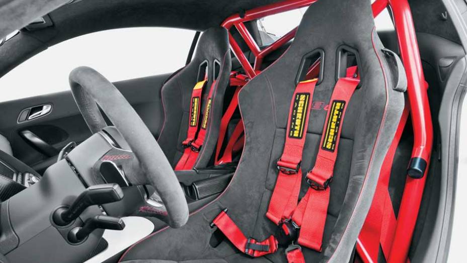 Cintos t&ecirc;m quatro pontos de apoio | <a href="https://beta-develop.quatrorodas.abril.com.br/carros/testes/aud-r8-gt-641441.shtml" rel="migration">Leia mais</a>