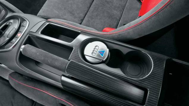 No console há uma chave geral | <a href="https://beta-develop.quatrorodas.abril.com.br/carros/testes/aud-r8-gt-641441.shtml" rel="migration">Leia mais</a> No console há uma chave geral | <a href="https://beta-develop.quatrorodas.abril.com.br/carros/testes/aud-r8-gt-641441.shtml" rel="migration">Leia mais</a>