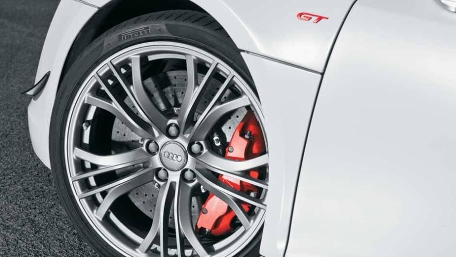 Rodas de alumínio de 19 polegadas | <a href="https://beta-develop.quatrorodas.abril.com.br/carros/testes/aud-r8-gt-641441.shtml" rel="migration">Leia mais</a> Rodas de alumínio de 19 polegadas | <a href="https://beta-develop.quatrorodas.abril.com.br/carros/testes/aud-r8-gt-641441.shtml" rel="migration">Leia mais</a>