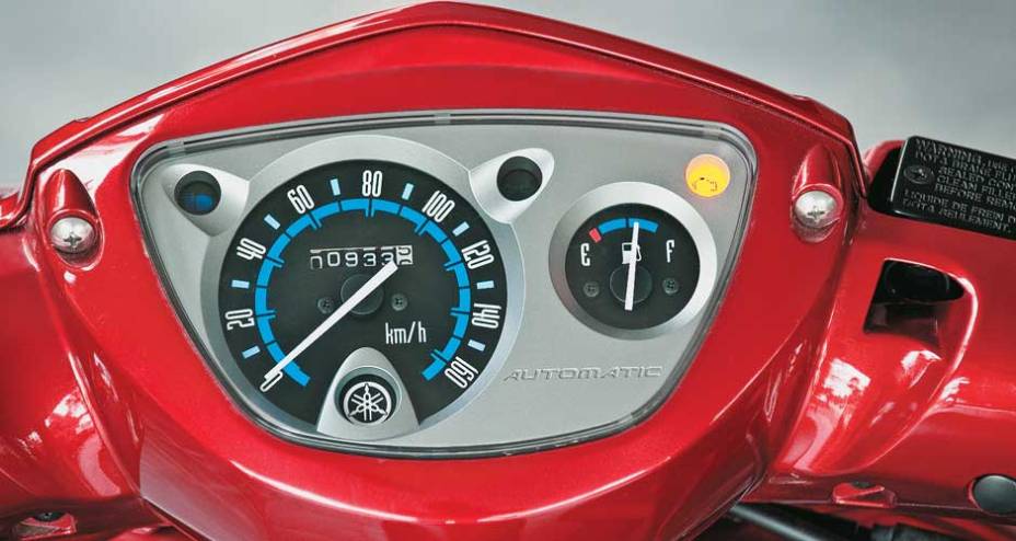 Painel bonito, analógico e de boa leitura, mas com poucos recursos Painel bonito, analógico e de boa leitura, mas com poucos recursos