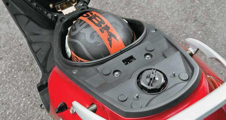 Sob o banco, pouca coisa: um só capacete Sob o banco, pouca coisa: um só capacete