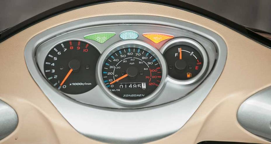 O painel é completo até para uma moto, mas o conta-giros é maluco O painel é completo até para uma moto, mas o conta-giros é maluco