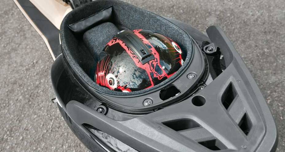 Porta-capacete abriga um modelo fechado Porta-capacete abriga um modelo fechado