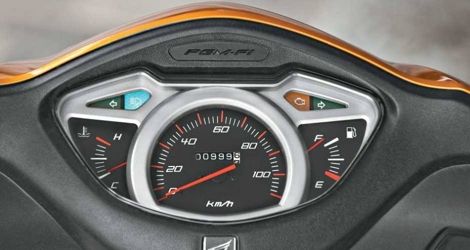 Painel analógico é discreto e permite boa leitura; inclui termômetro Painel analógico é discreto e permite boa leitura; inclui termômetro