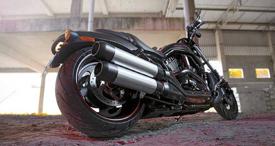 Escapes superpostos insinuam alto poder de fogo, estilo shotgun; a Night Rod tem um jeit&atilde;o street fighter