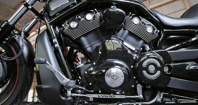O ponto alto é o motor Revolution, V2 a 60 graus de 125 cv e refrigeração líquida O ponto alto é o motor Revolution, V2 a 60 graus de 125 cv e refrigeração líquida