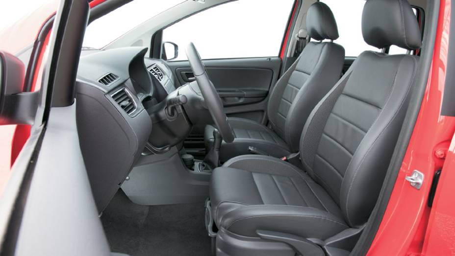 Na frente, ajuste de altura de banco e cinto Na frente, ajuste de altura de banco e cinto