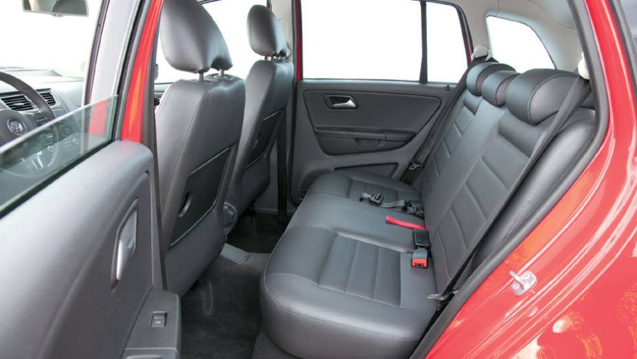 Atrás, mesinha no encosto dos bancos Atrás, mesinha no encosto dos bancos