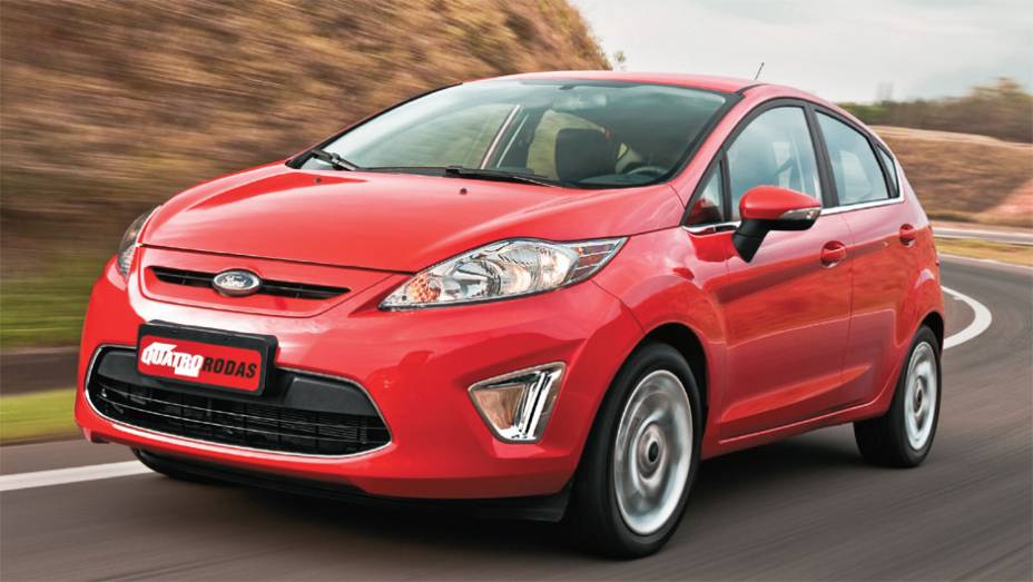 De frente, o hatch se distingue do sedã pela grade do radiador De frente, o hatch se distingue do sedã pela grade do radiador