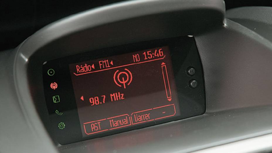 Visor digital fica distante do motorista Visor digital fica distante do motorista