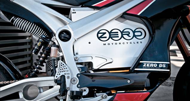 Bateria &agrave; mostra: o visual &eacute; bem diferente do de uma moto convencional, mas atrai aten&ccedil;&atilde;o.