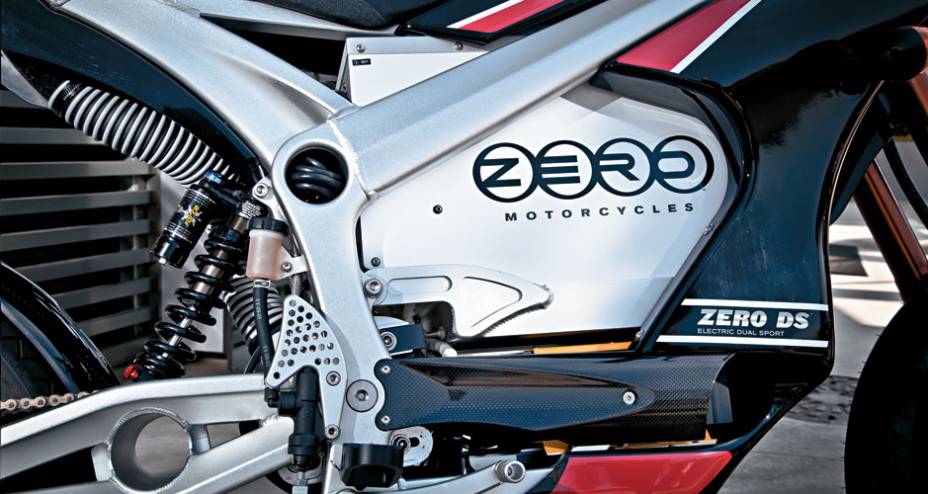Bateria à mostra: o visual é bem diferente do de uma moto convencional, mas atrai atenção. Bateria à mostra: o visual é bem diferente do de uma moto convencional, mas atrai atenção.