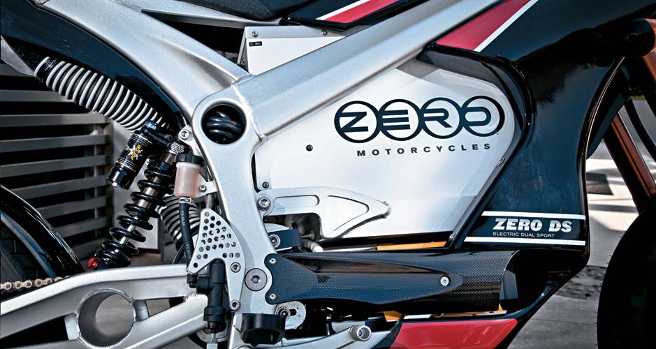 Bateria à mostra: o visual é bem diferente do de uma moto convencional, mas atrai atenção. Bateria à mostra: o visual é bem diferente do de uma moto convencional, mas atrai atenção.
