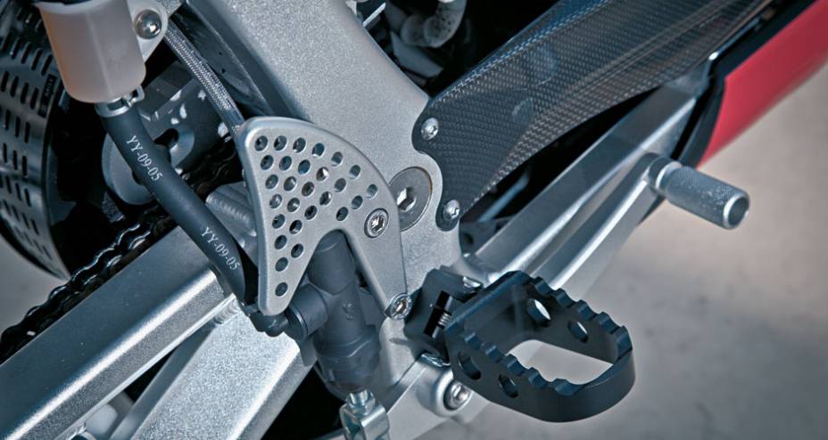 Pedaleira off-road e detalhe de carbono. Pedaleira off-road e detalhe de carbono.