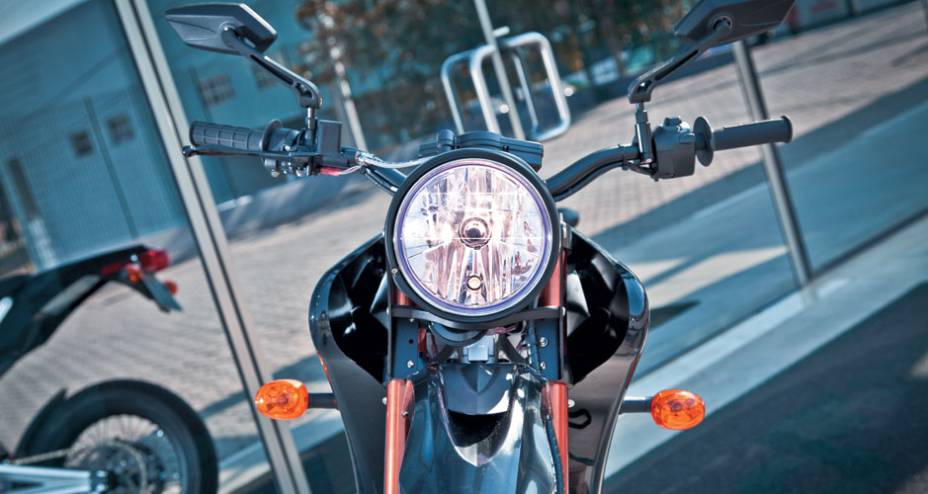 Cara de supermoto e farol redondo convencional: ainda falta design. Cara de supermoto e farol redondo convencional: ainda falta design.