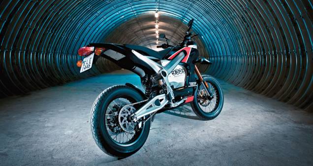 Visual supermotard, alum&iacute;nio aeron&aacute;utio no quadro e balan&ccedil;a e amortecedores regul&aacute;veis.