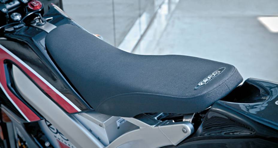 Banco estreito lembra o de uma moto trial. Banco estreito lembra o de uma moto trial.