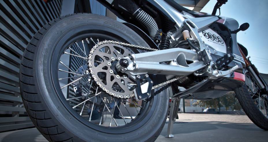 Transmissão por corrente, mas existe opção com o silêncio da correia. Transmissão por corrente, mas existe opção com o silêncio da correia.