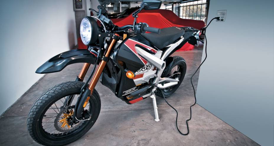 Qualquer tomada convencional permite carga, que leva 4 horas para ser restaurada. Qualquer tomada convencional permite carga, que leva 4 horas para ser restaurada.